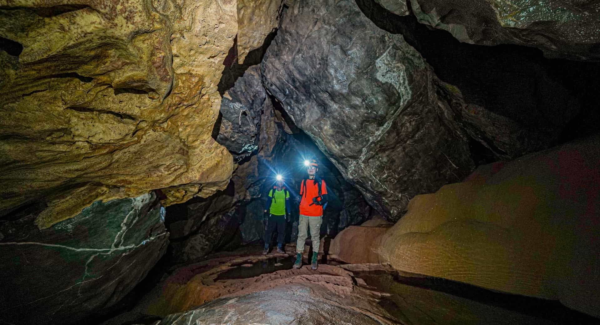 Đi Bộ Khám Phá Bên Trong Hang Hổ