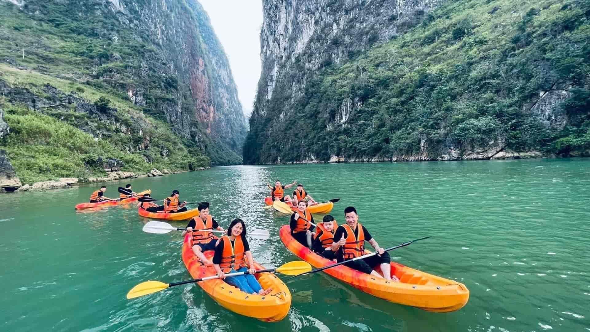 hoạt động du lịch mạo hiểm chèo SUP tại Hà Giang