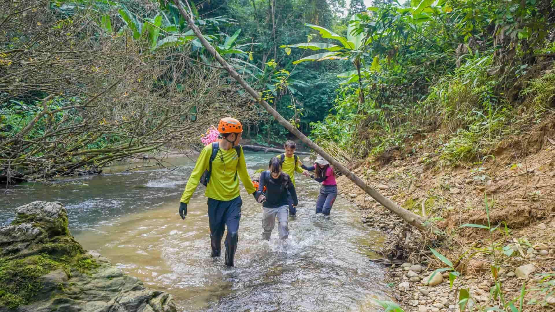 lội trước trong tour của công ty du lịch quảng bình jungle boss
