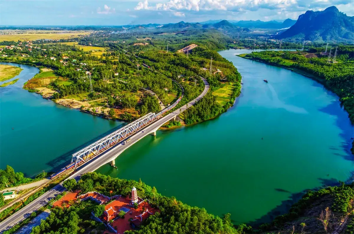 Núi Thần Đinh nằm bên sông Long Đại