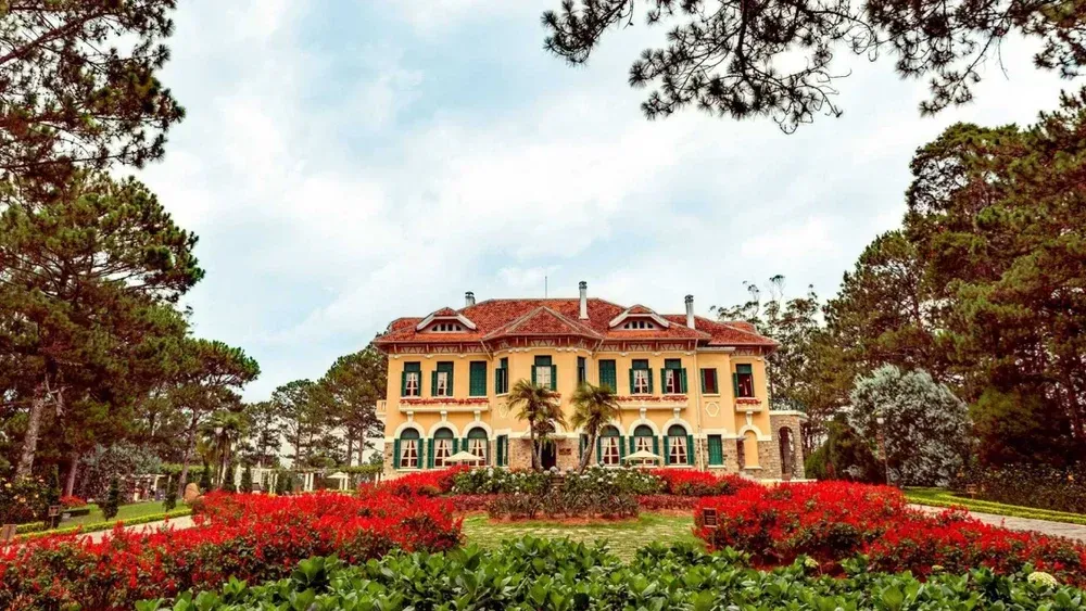 Khuôn viên dinh Bảo Đại