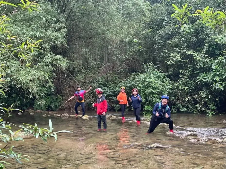 Trekking và lội suối tại Chà Cùng Eco Zone 