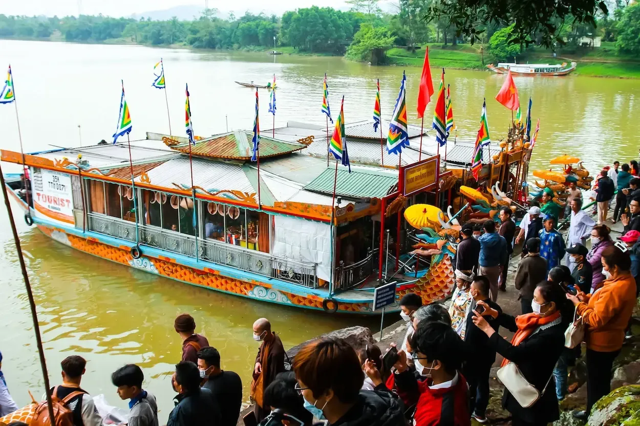 Du khách tham gia lễ hội Điện Hòn Chén