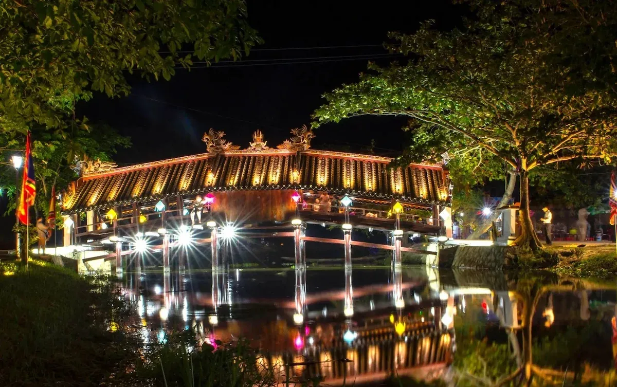 Cầu ngói Thanh Toàn khi về đêm