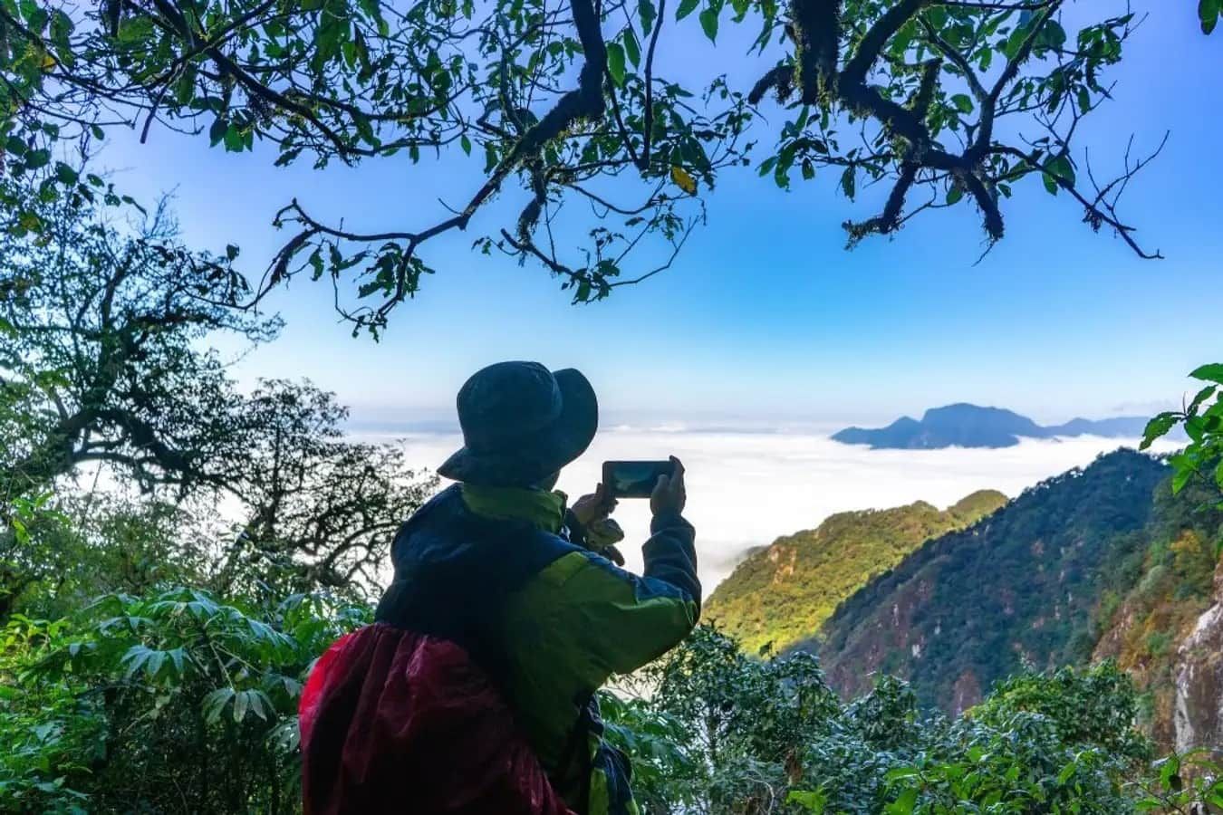 Ghi trọn cảnh quan thiên nhiên đa dạng trong tour trekking Tả Liên Sơn
