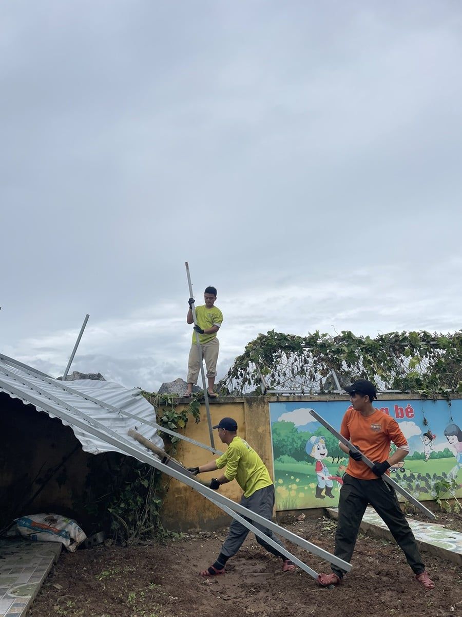 Anh Em Dọn Sạch Những Mái Tôn Bị Thổi Bay Tứ Tung Tại Trường Học