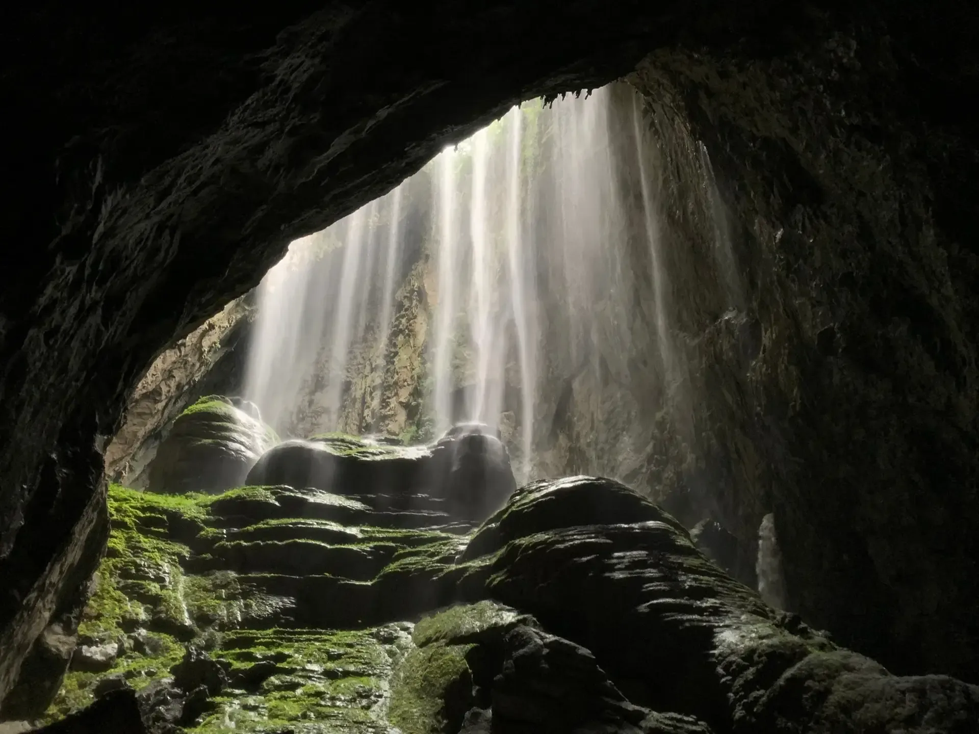 Khung cảnh thiên nhiên hoang sơ, hùng vĩ bên trong hang Sơn Đoòng