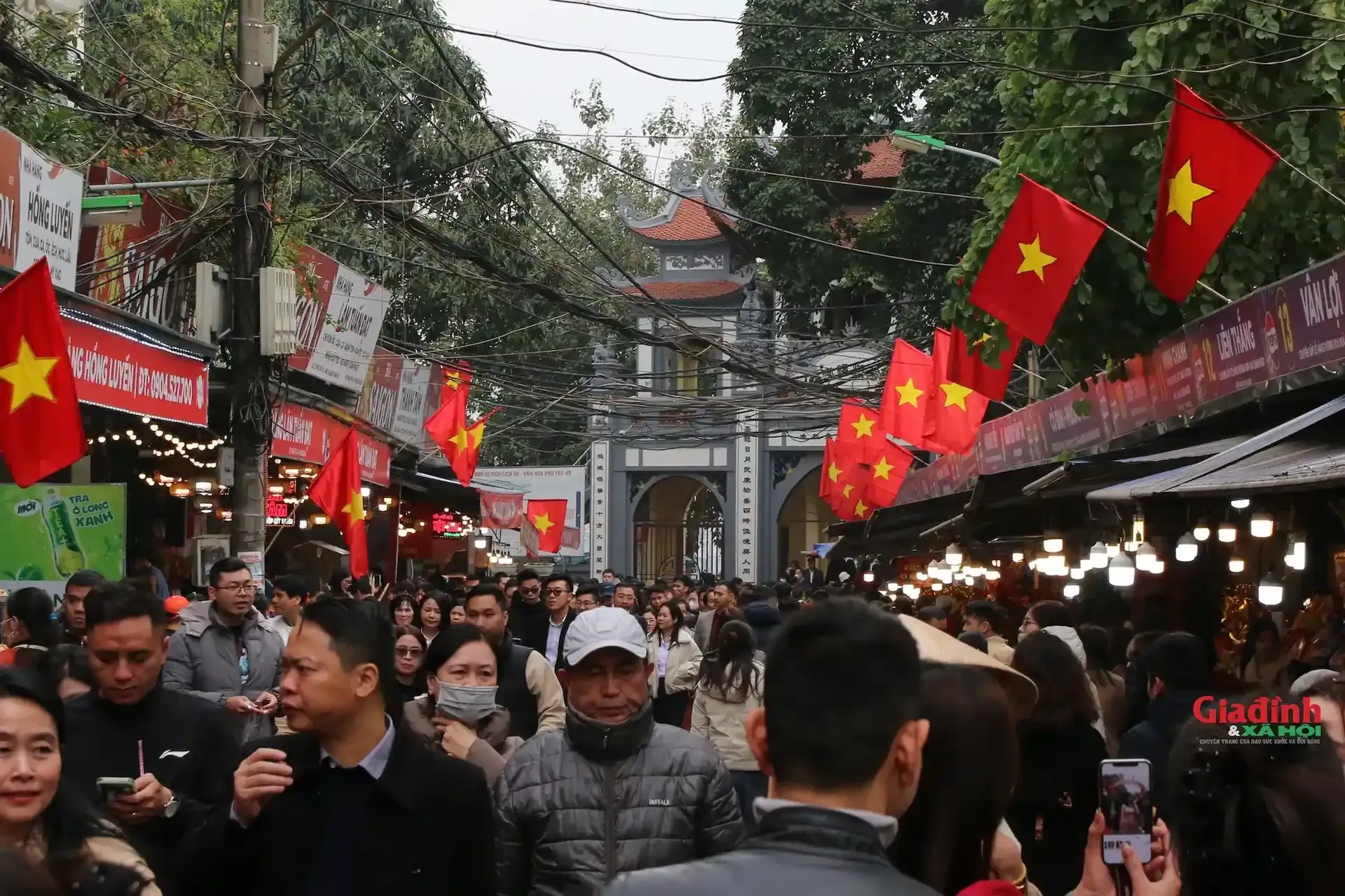 Biển người đi du xuân Phủ Tây Hồ