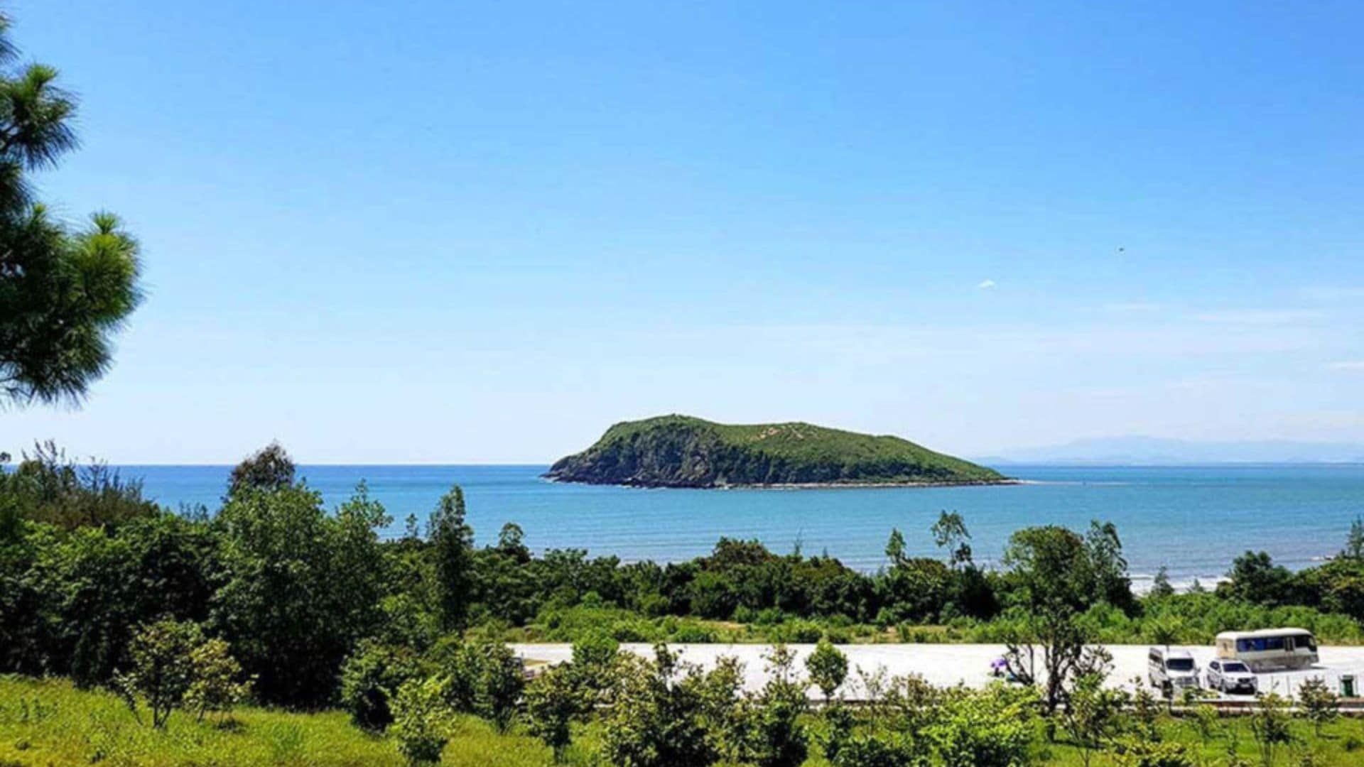 Toàn cảnh Vũng Chùa - Đảo Yến