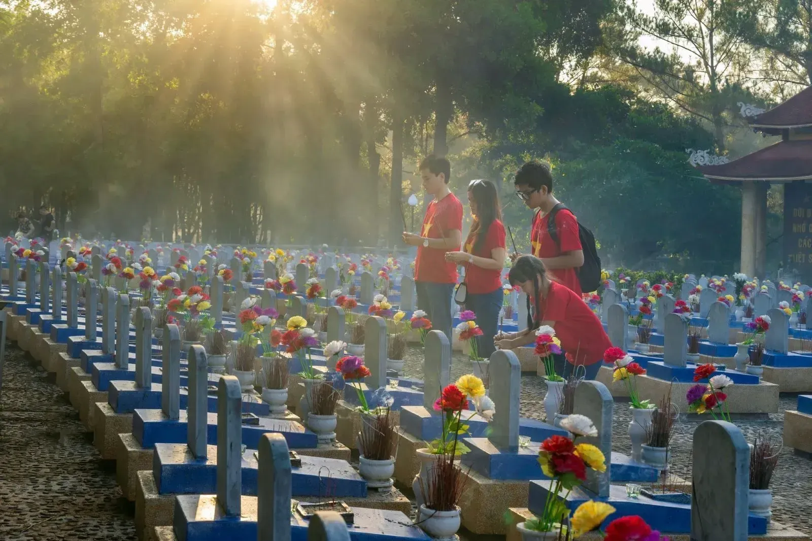 Du khách thắp hương tại nghĩa trang 