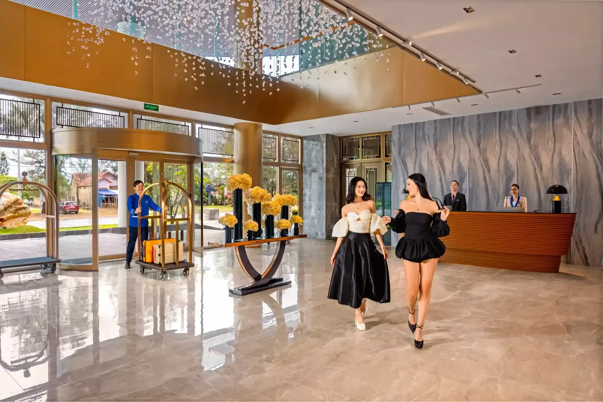 2 cô gái đi giữa sảnh poseido hotel