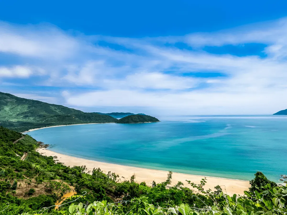 Bãi cát và biển tại Vịnh Lăng Cô