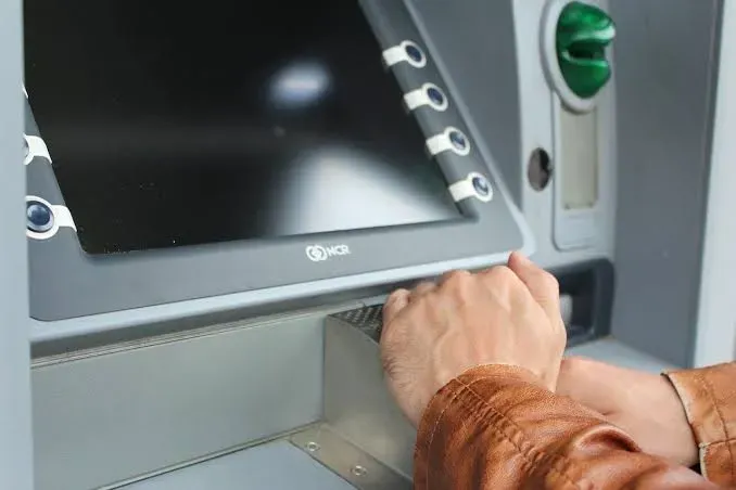 Che tay khi giao dịch tại cây ATM