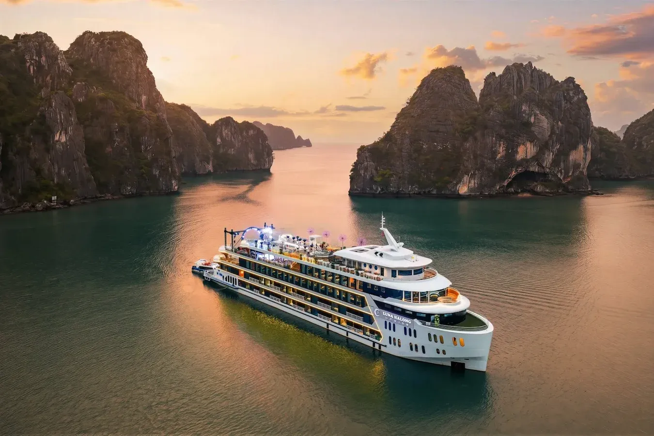 Du thuyền trên Vịnh Hạ Long
