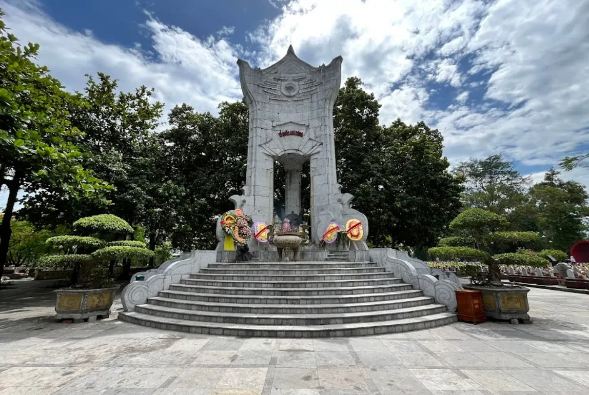 Đài tưởng niệm tại Nghĩa trang Trường Sơn