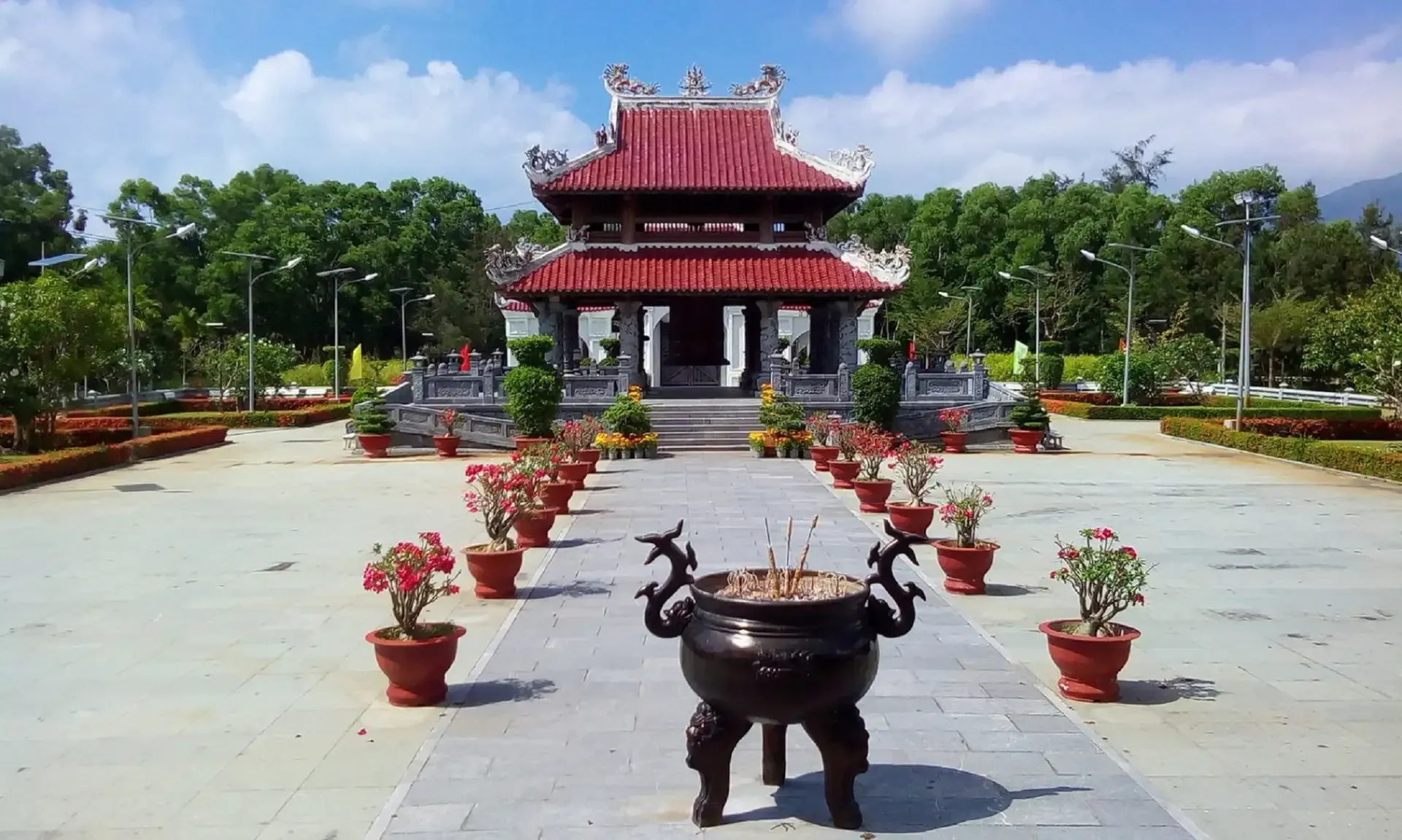 Khuôn viên đền thờ Côn Đảo