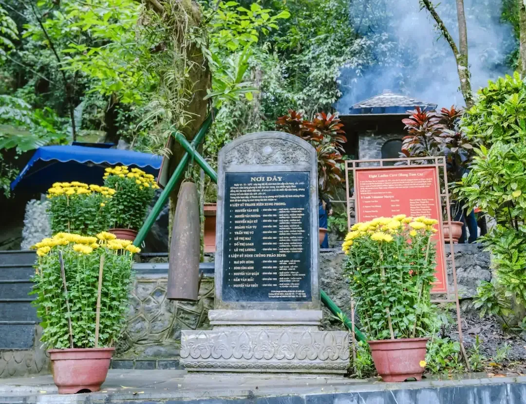 bia tưởng niệm tại hang tám cô quảng bình