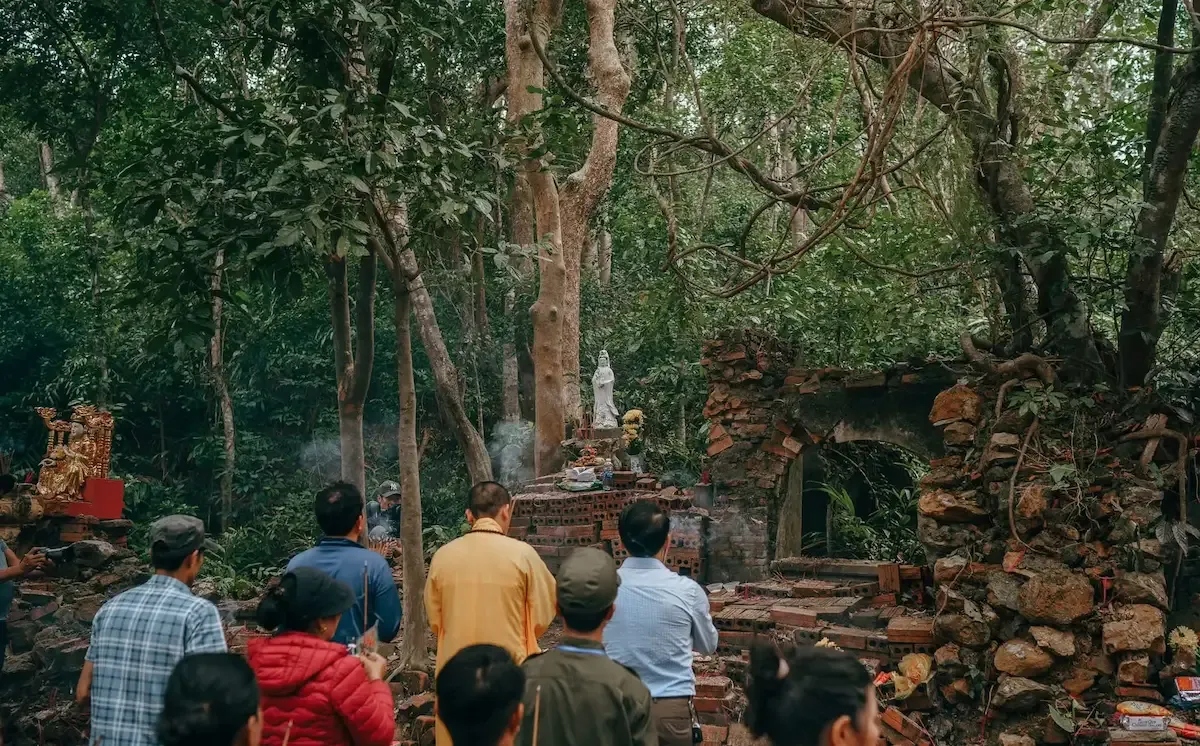 Chùa Non cổ trên đỉnh núi Thần Đinh
