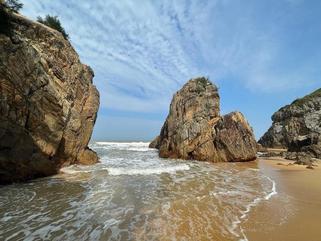 Các tảng đá nhiều hình thù tại bãi Đá Nhảy 