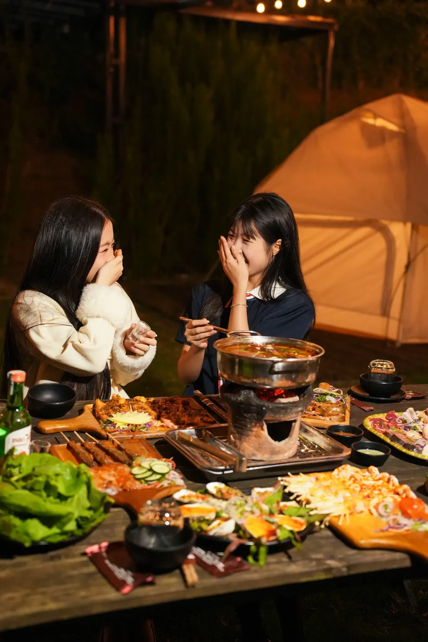 Quây quần bên bàn tiệc BBQ tại quán cà phê Khe Sanh Homi