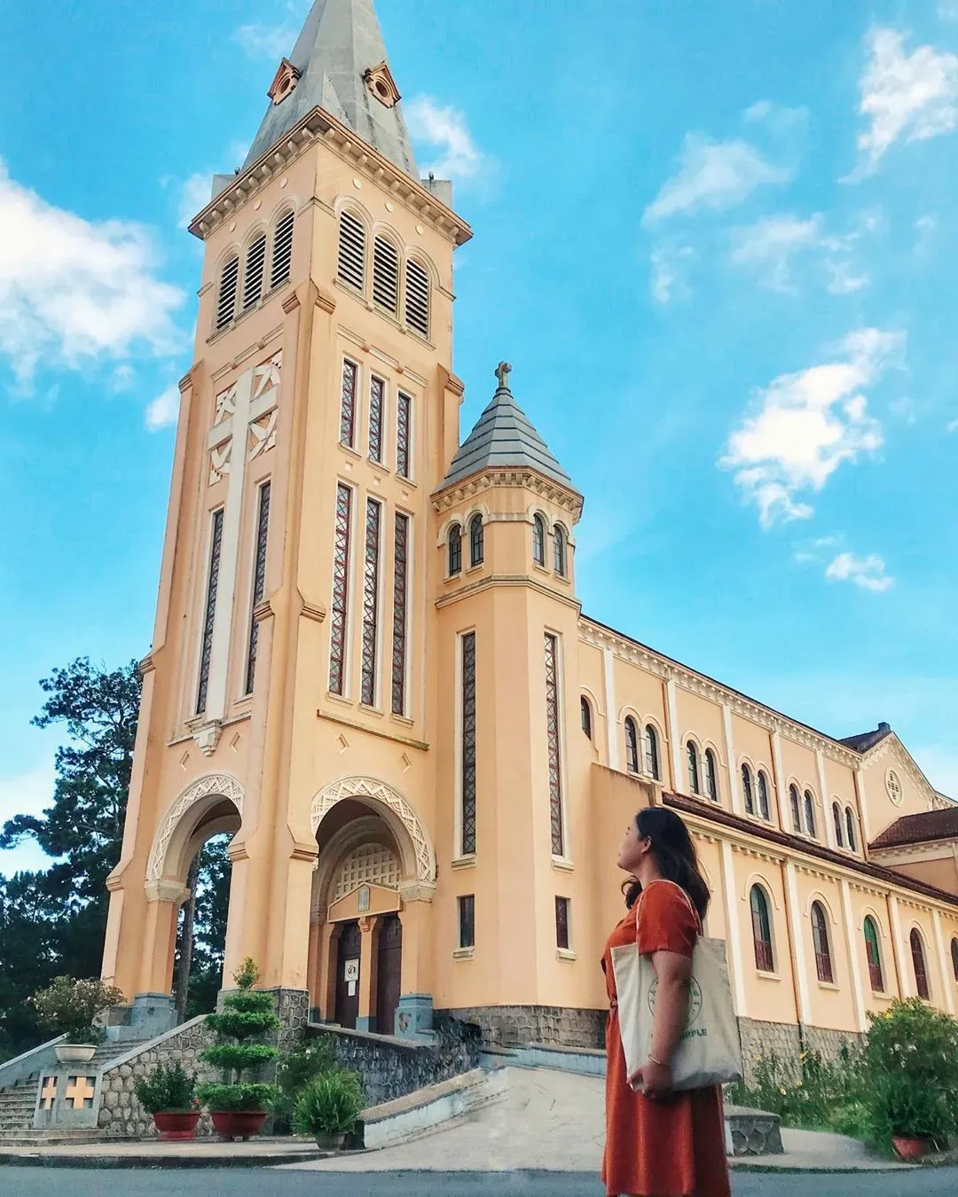 cô gái chụp ảnh tại nhà thờ Con Gà