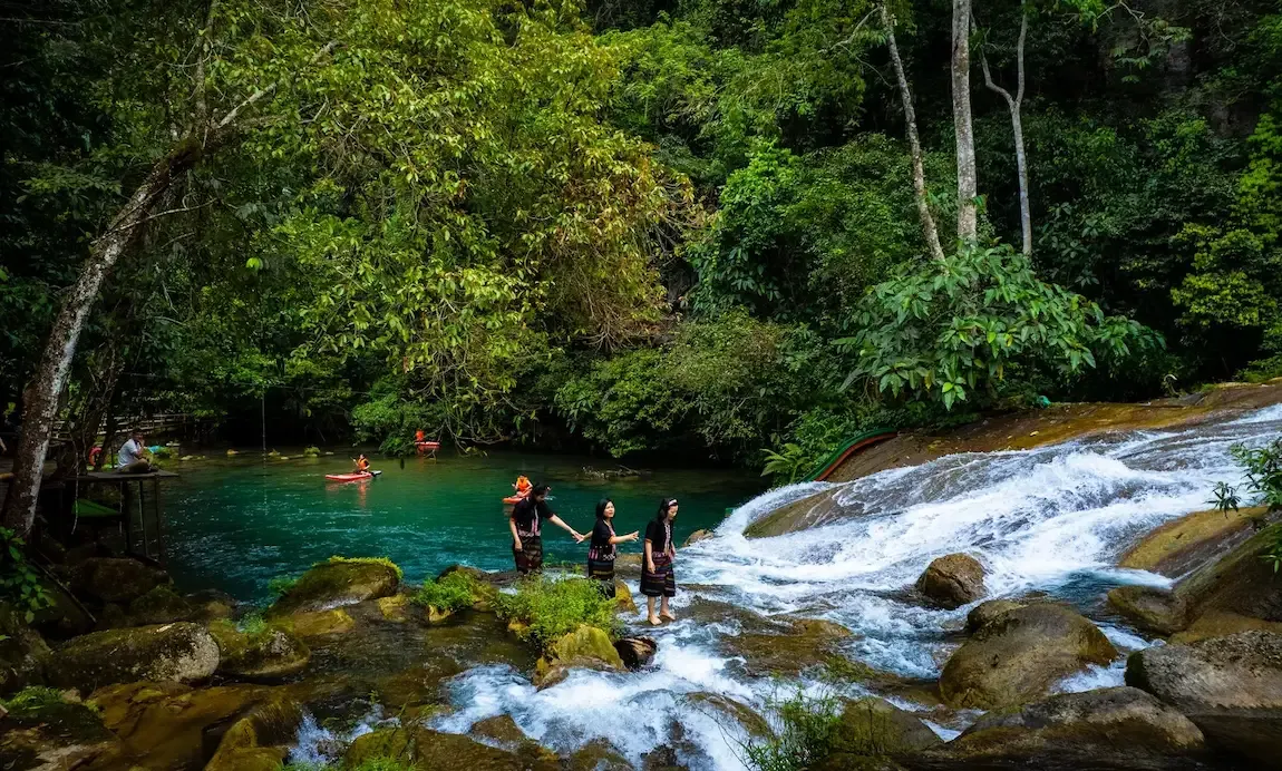Dòng thác và hồ nước tại suối Chà Cùng