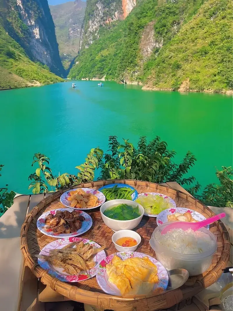 Amazing View of Nho Que River  From a Rest Stop in Ha Giang