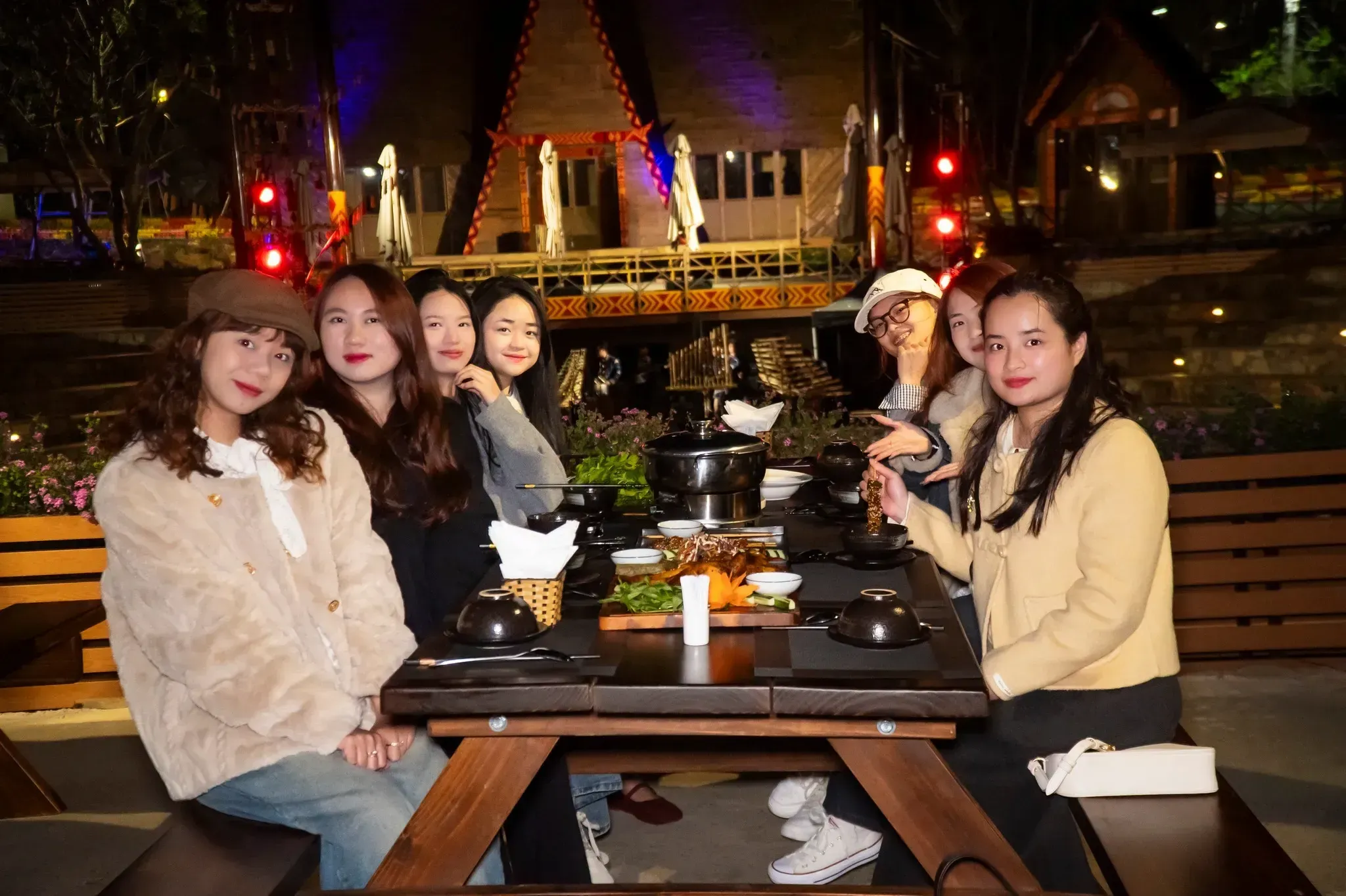 Du khách ăn tối tại Langbiang