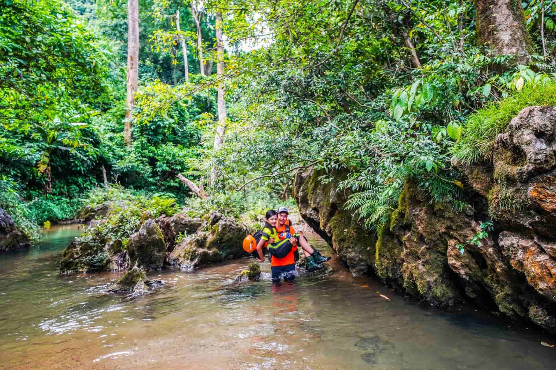 Trợ Lý an Toàn Hỗ Trợ Khách Nhí Vượt Qua Đoạn Nước Sâu