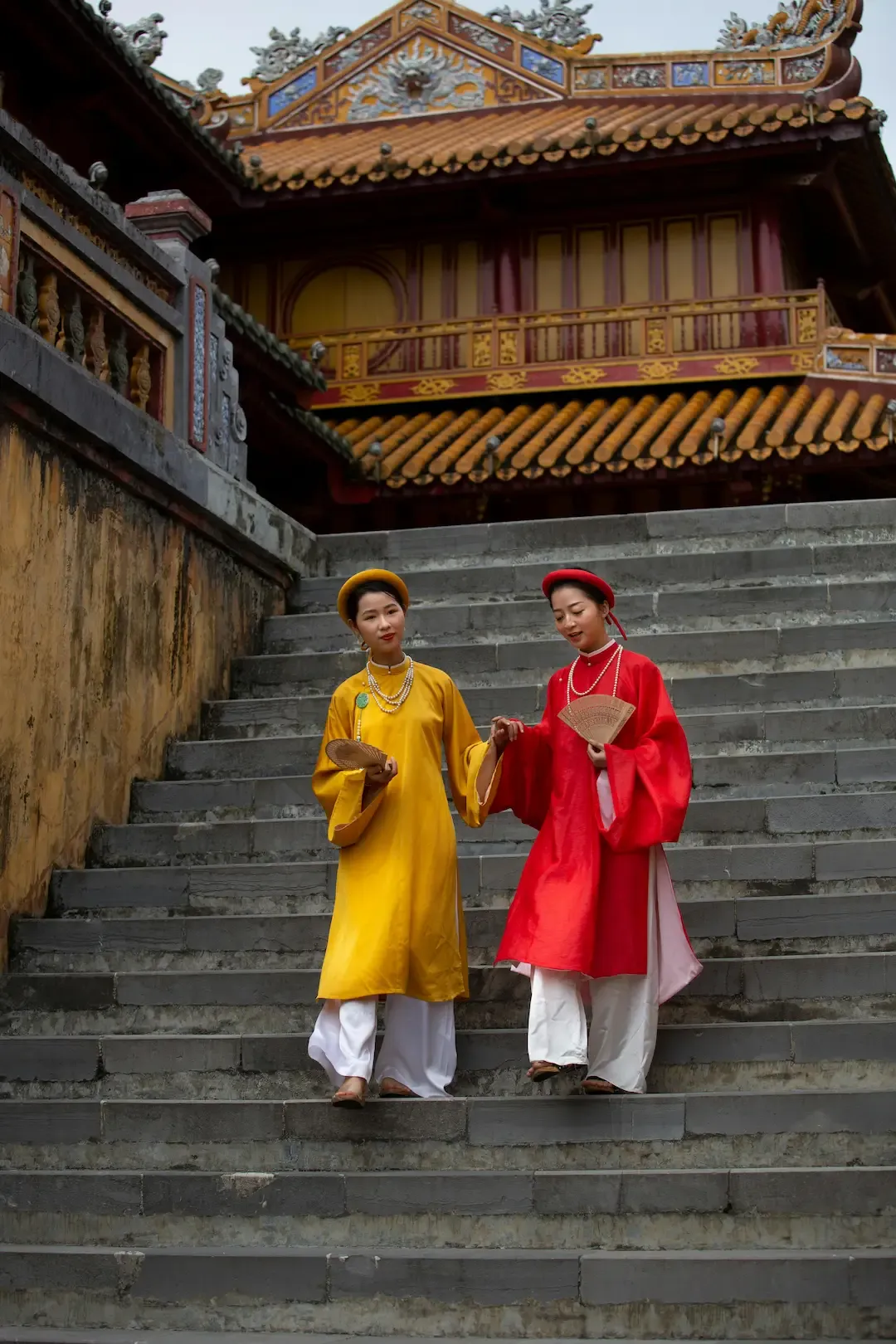 Du khách mặc cổ phục chụp hình tại Đại Nội Huế