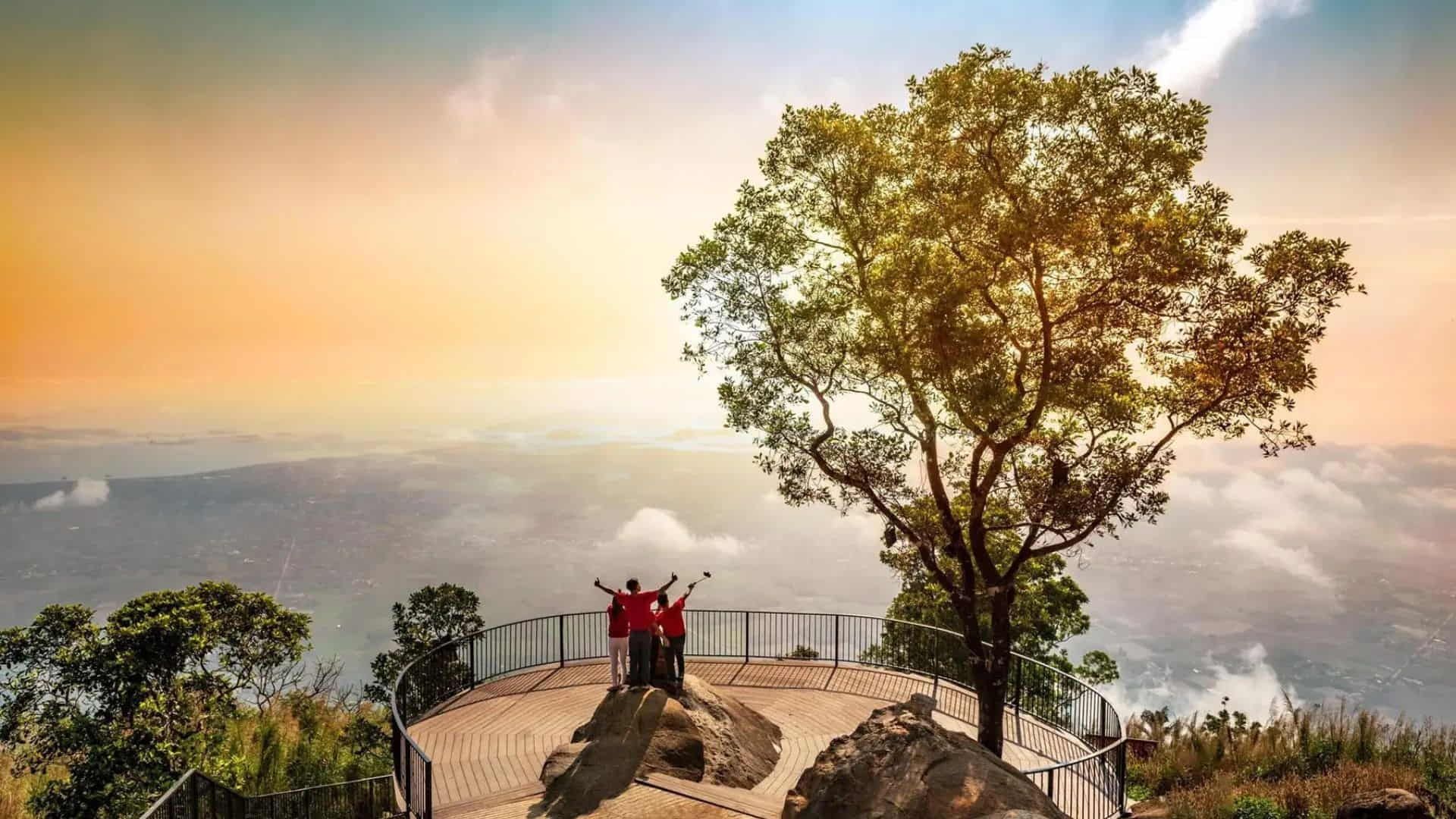 du khách đứng trên đỉnh núi bà đen