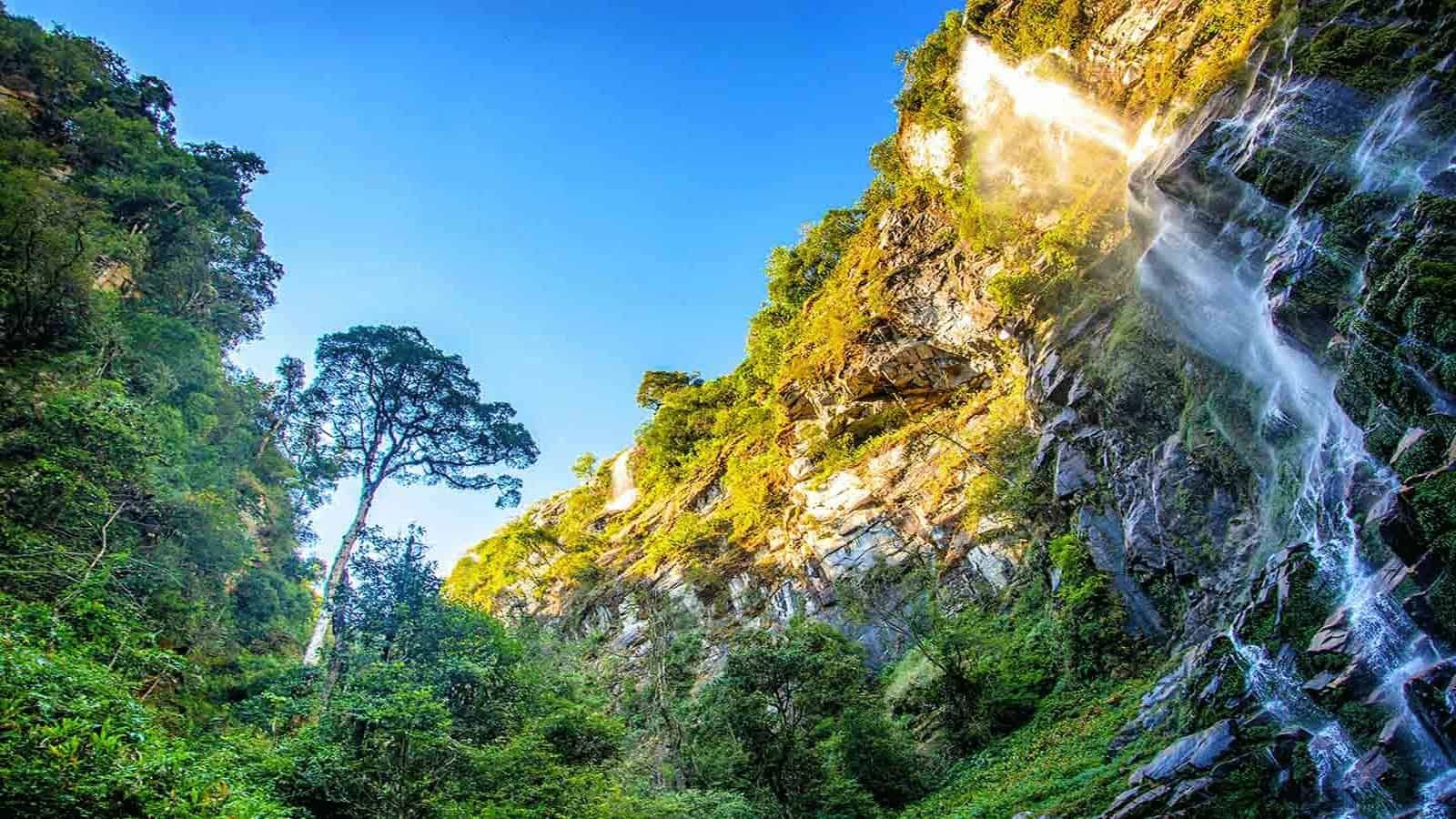 Thác Ong Chúa dưới ánh mặt trời