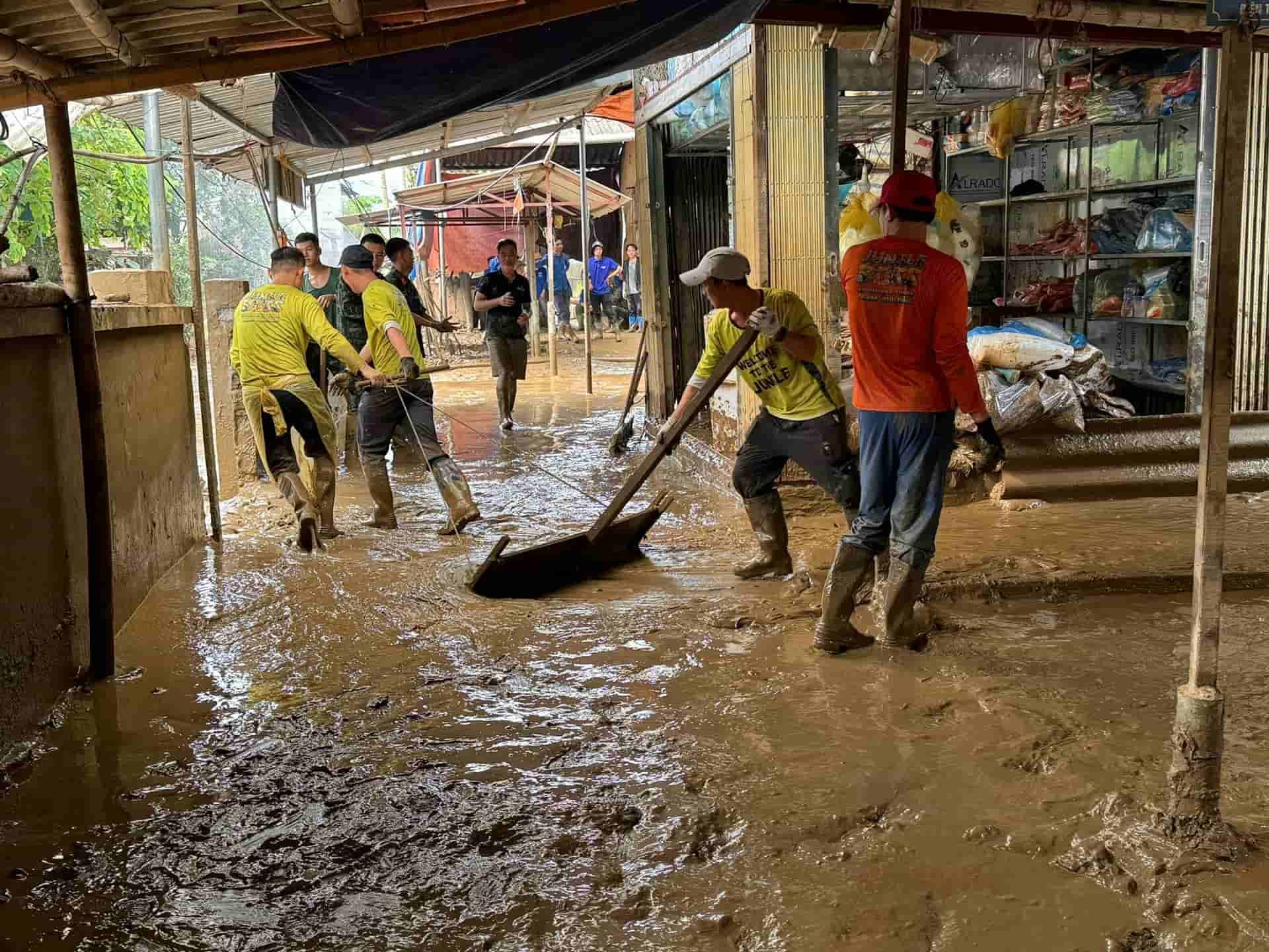 Cả Người Và Vật Đều Hoạt Động Hết Công Suất Với Mong Muốn Hỗ Trợ Bà Con Dọn Dẹp Sạch Sẽ Khu Chợ