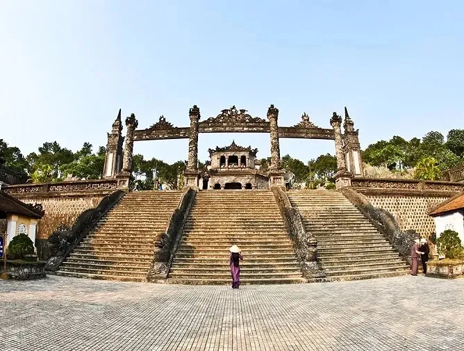 Công Tam Quan tại lăng Khải Định