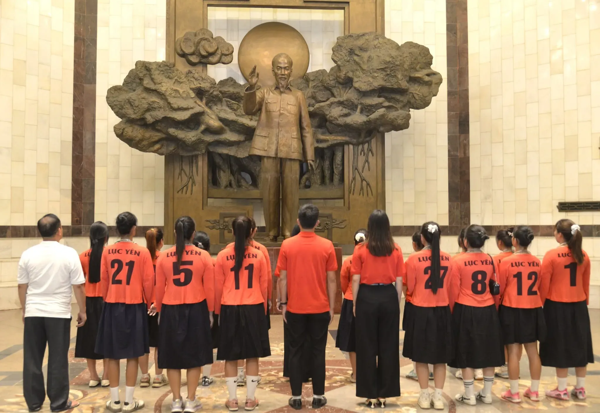 Du khách tham quan Bảo tàng Hồ Chí Minh