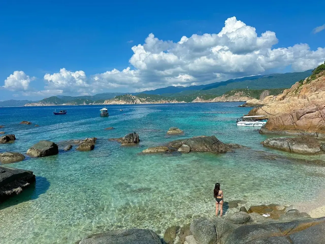 Nước ở hòn Rùa trong xanh