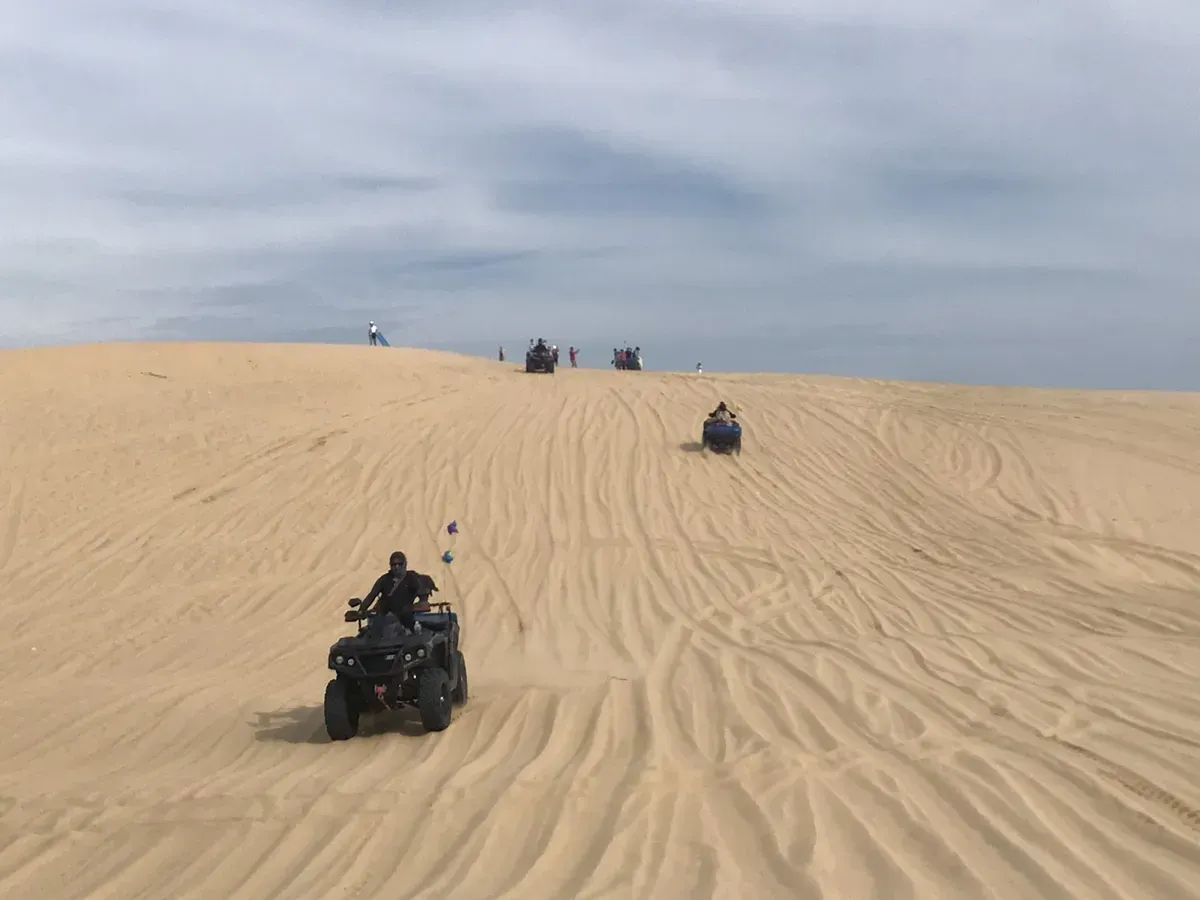 Cồn Cát Quang Phú Là Địa Điểm Trượt Cát Nổi Tiếng Khi Du Lịch Đồng Hới