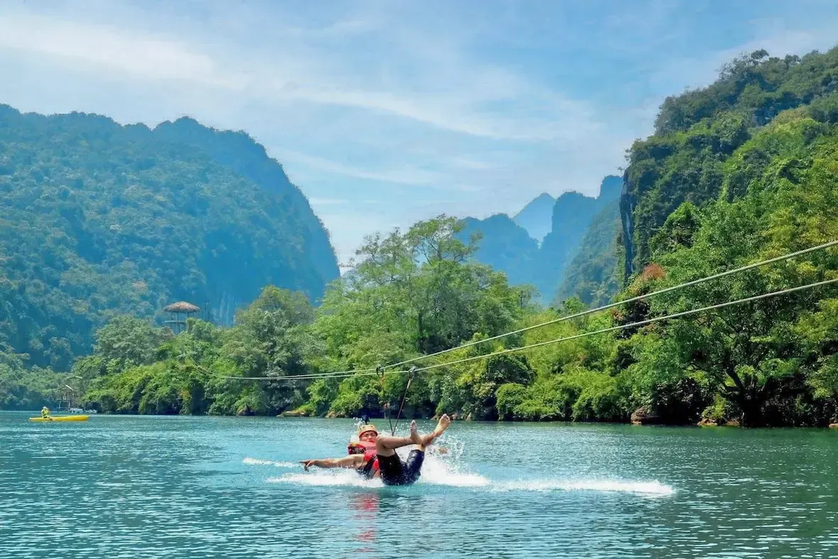 đáp nước cuối đường trượt zipline ở hava quảng bình