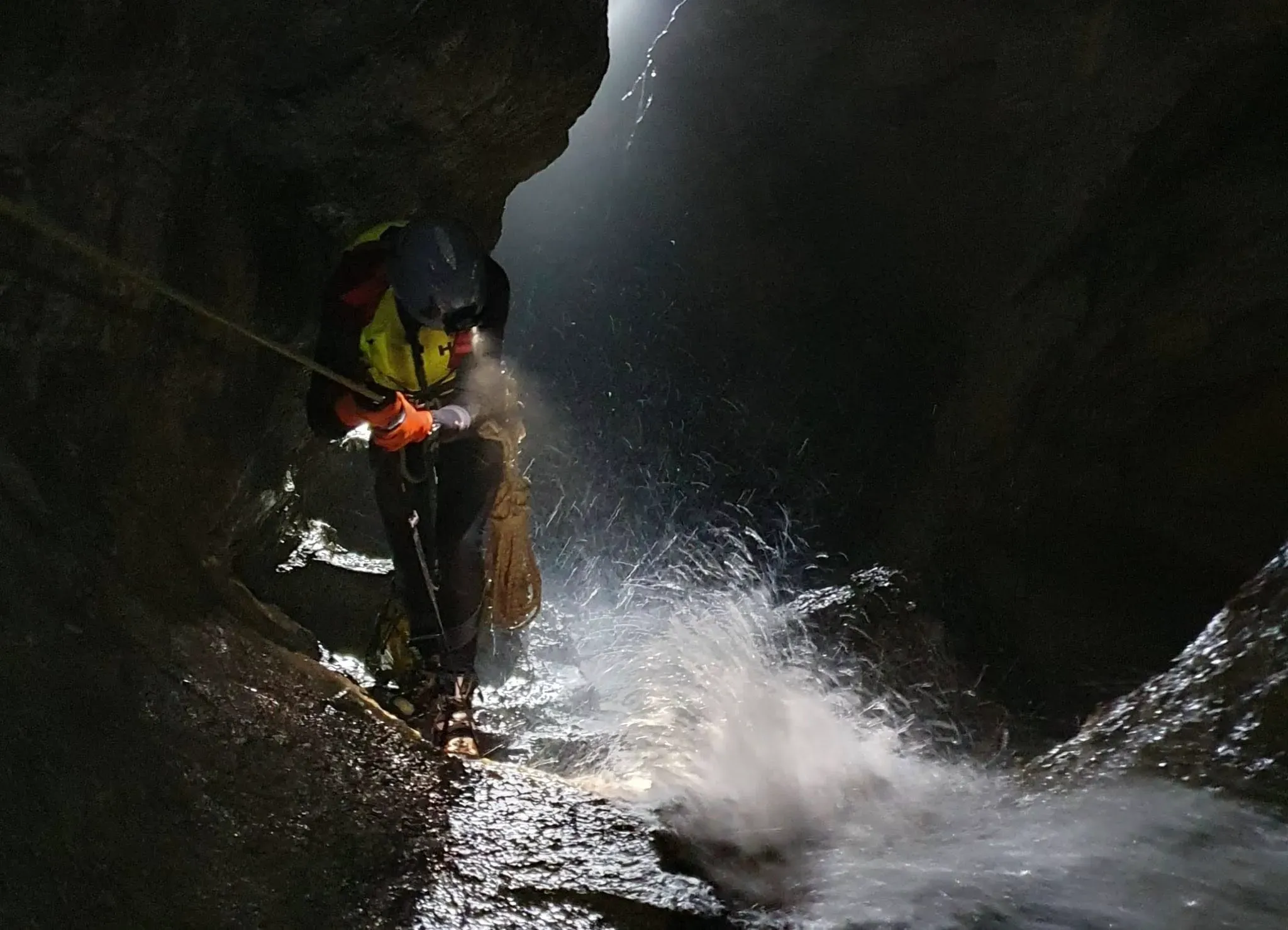Đoàn thám hiểm đu dây vượt thác trong hang Chả Nghéo Phong Nha