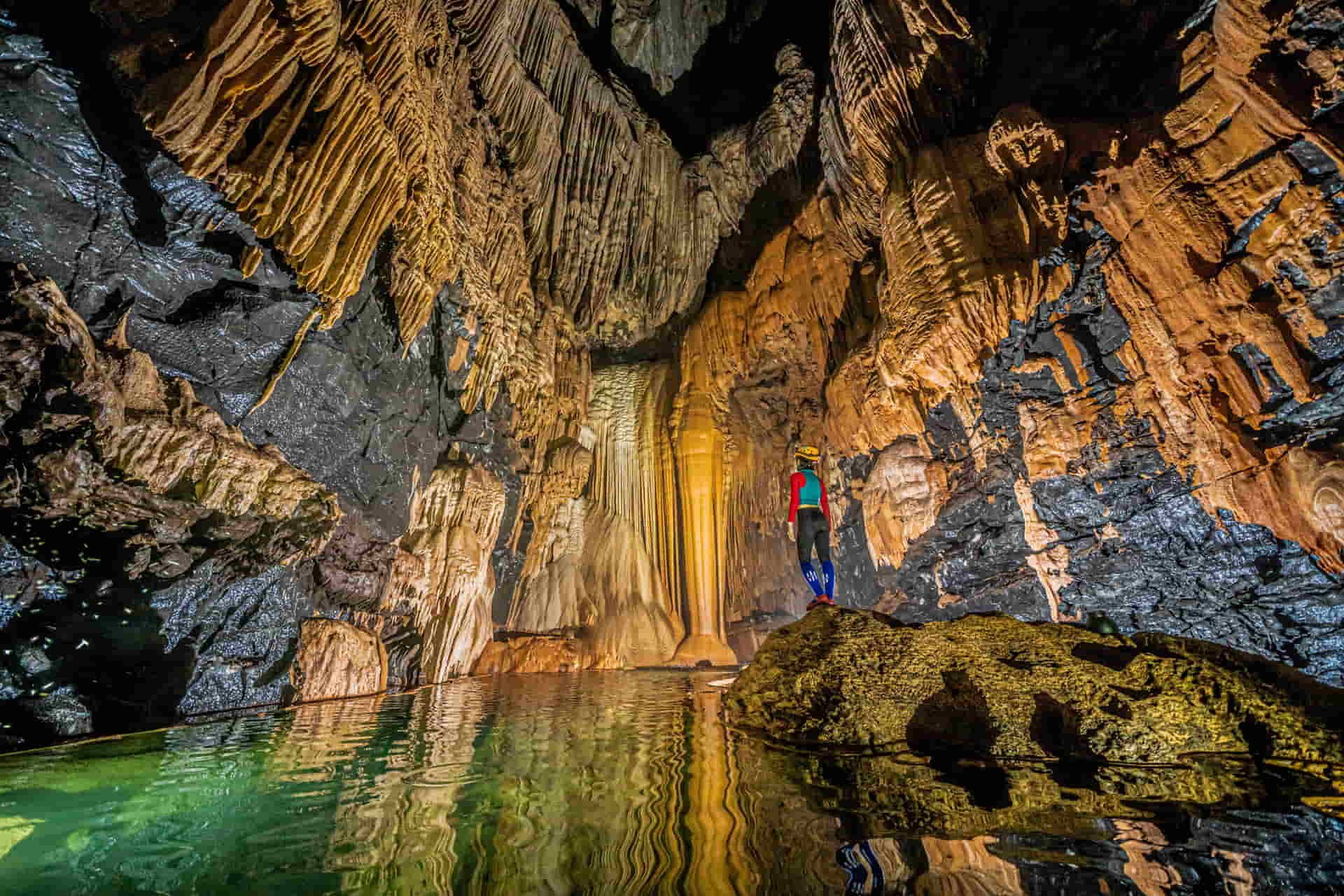 hồ lơ tưởng trong tour du lịch mạo hiểm hùng thoòng