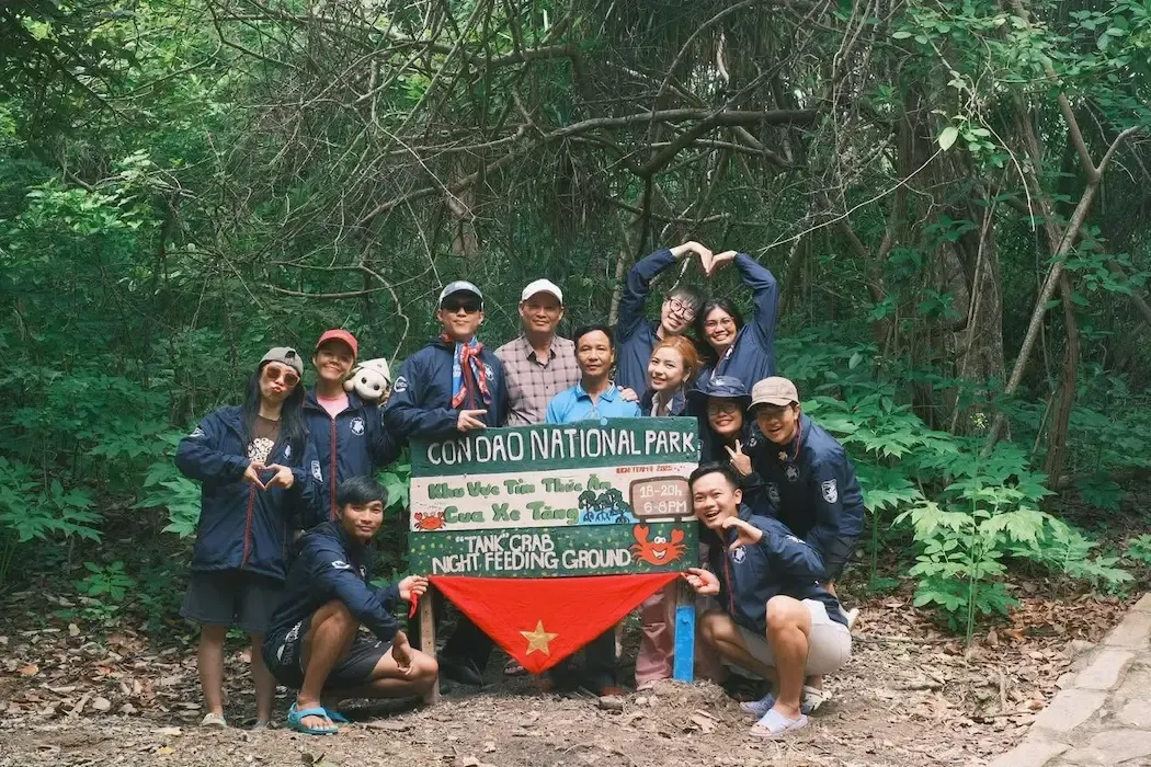 Du khách trekking tham quan Vườn Quốc gia Côn Đảo