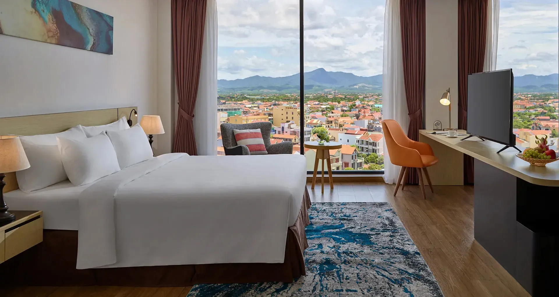 Tầm nhìn hướng thành phố sôi động của khách sạn Sam Quảng Bình