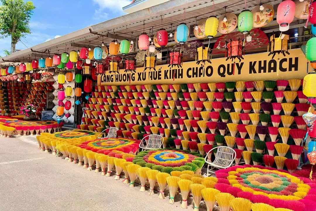 Bó hương và đèn lồng tại làng hương Thủy Xuân