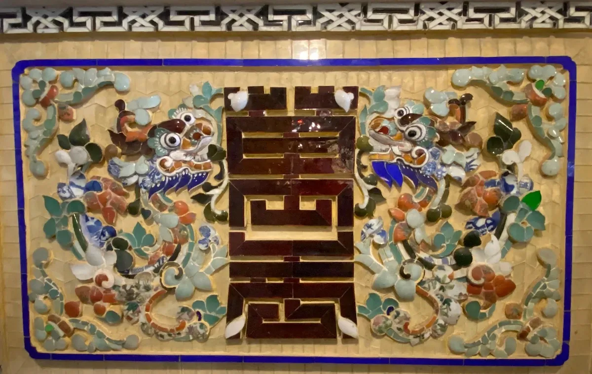 Chữ thọ làm bằng sành sứ tại Lăng Khải Định