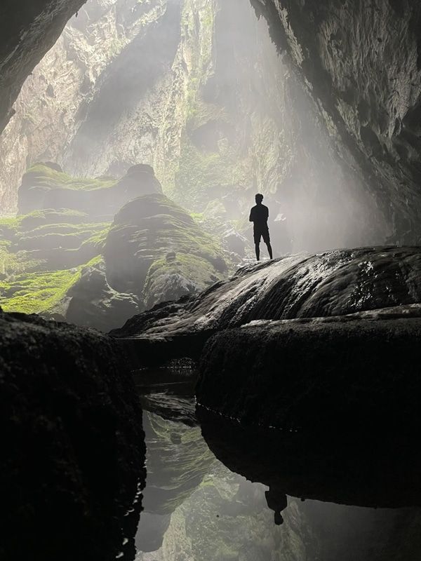 Con người nhỏ bé giữa hệ sinh thái hang Sơn Đoòng