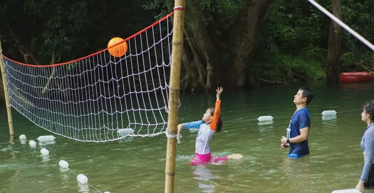 chơi bóng chuyền nước ở công viên ozo