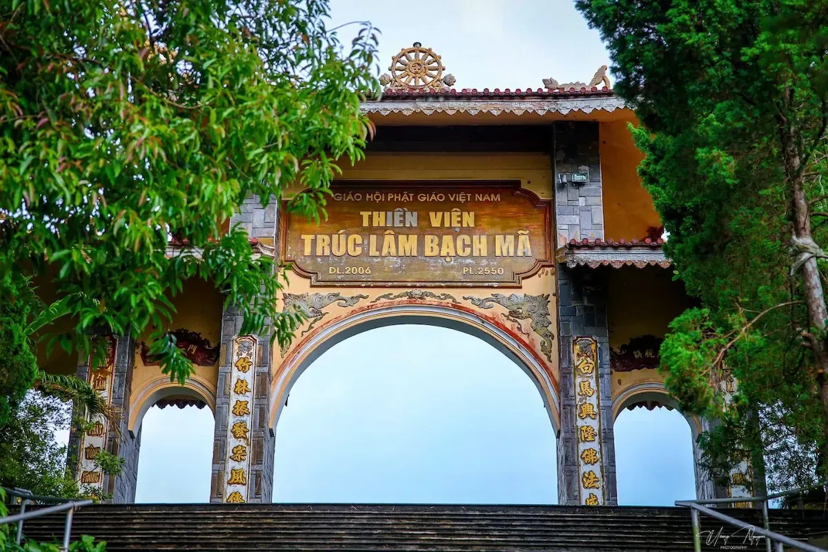 Cổng Thiền viện Trúc Lâm Bạch Mã nằm bên hồ Truồi Huế