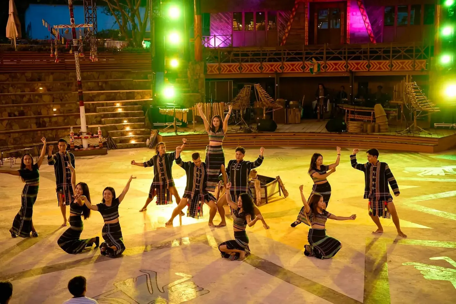 Biểu diễn điệu múa dân gian tại Langbiang