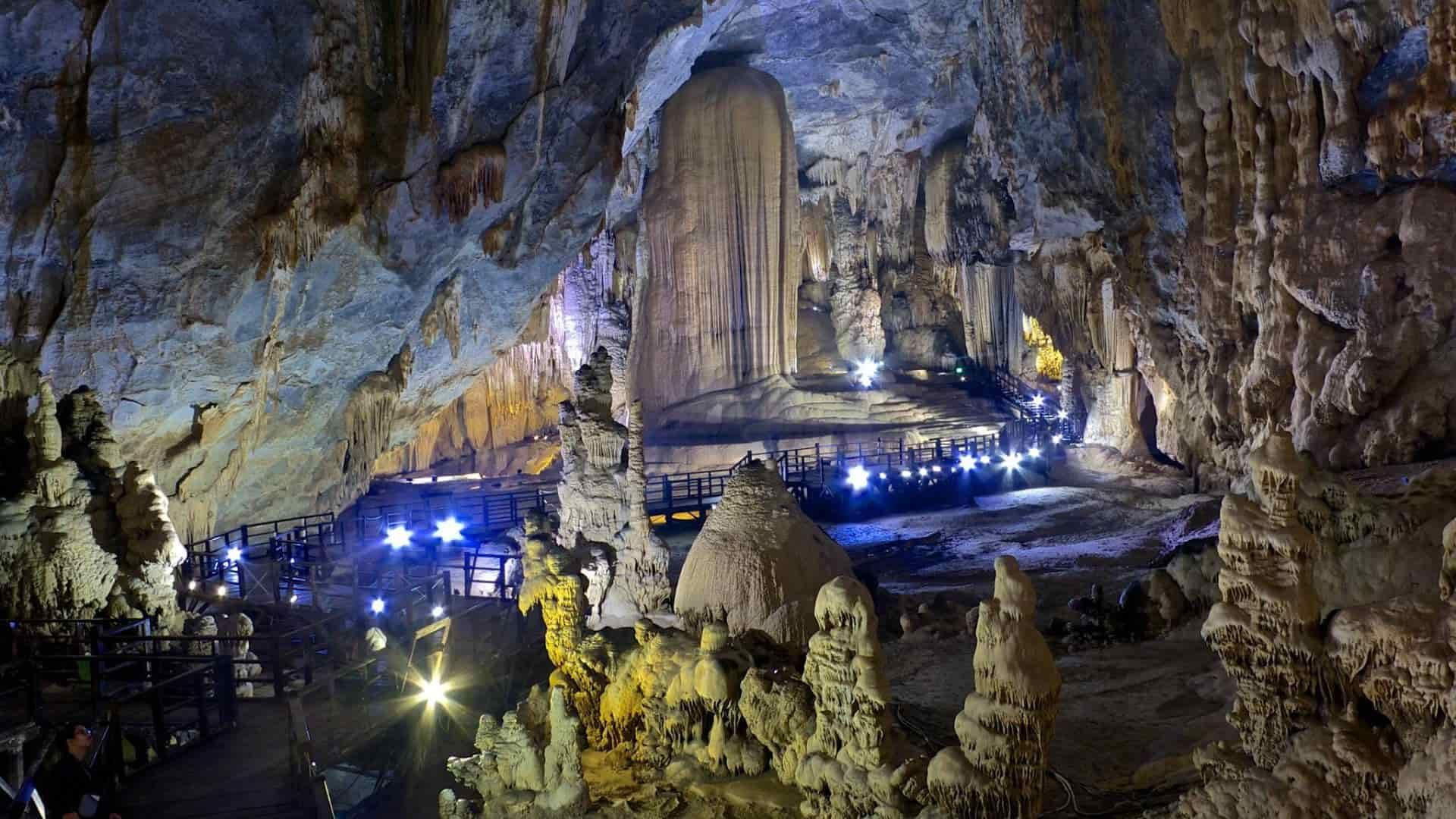 Các khối thạch nhũ lung linh trong Động Thiên Đường