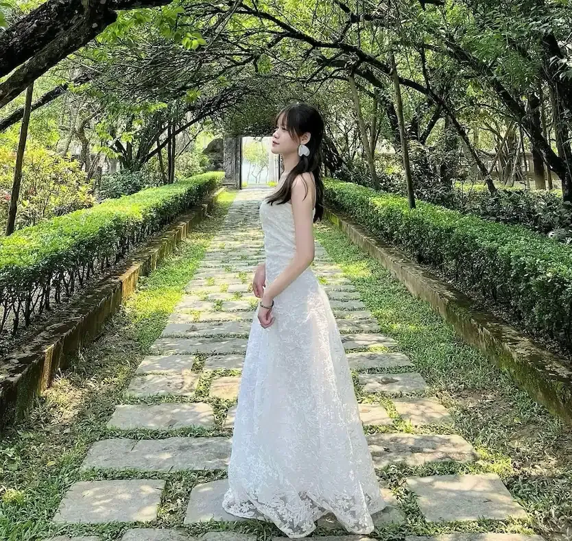 Du khách check in tại lối vào Nhà vườn An Hiên